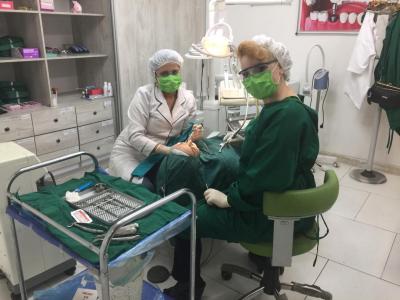 دکتر بهارک دلنواز دندانپزشک و متخصص بیماری‌های لثه  در اسلامشهر