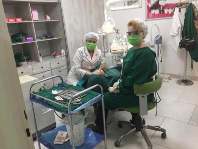 کاشت دندان-دکتر بهارک دلنواز دندانپزشک و متخصص بیماری‌های لثه  در اسلامشهر